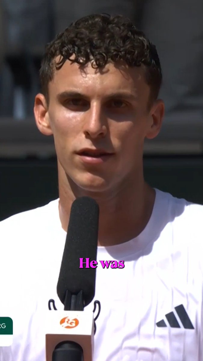 Juan Manuel Cerundolo sends his best wishes to Jannik Sinner after their match at Roland-Garros 🧡