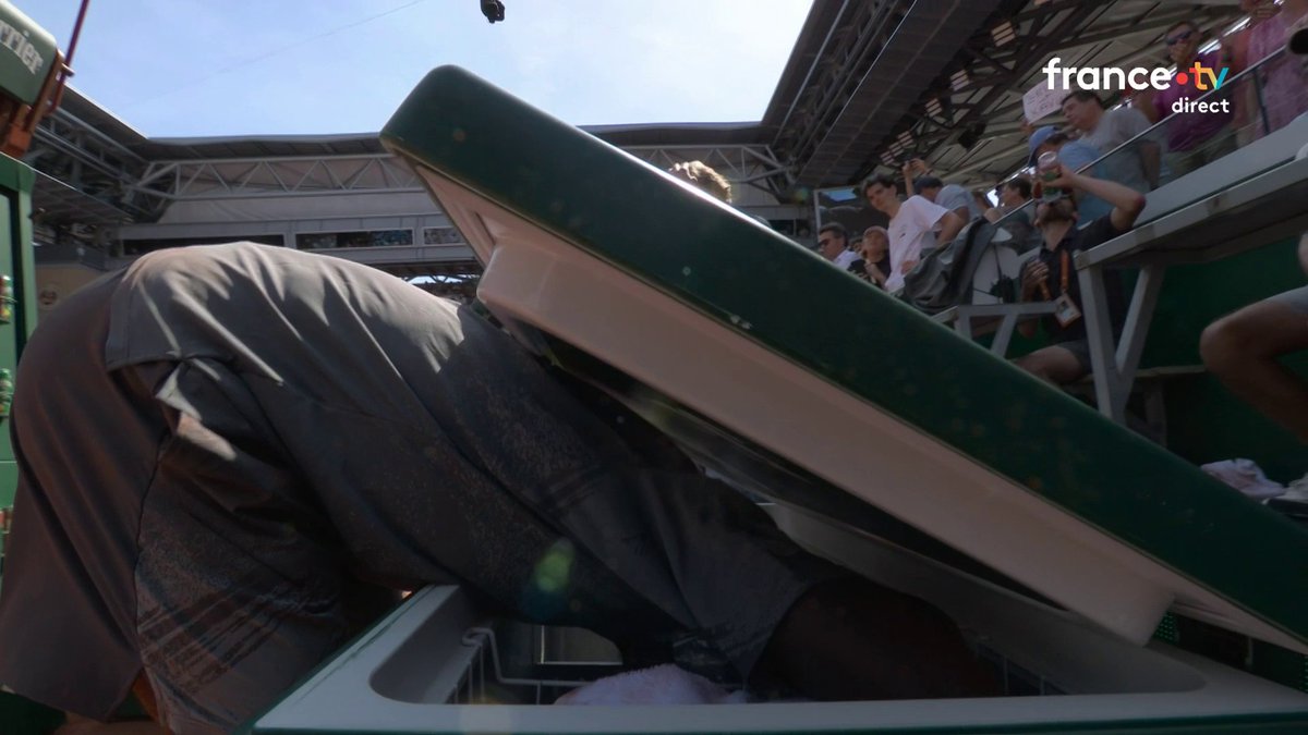 #RolandGarros | 🔥 Moïse Kouame a TOUT donné sur le Lenglen ! 🧊 Après 5h de combat, il mérite bien une pause fraîcheur non ? 📺 Le direct :
