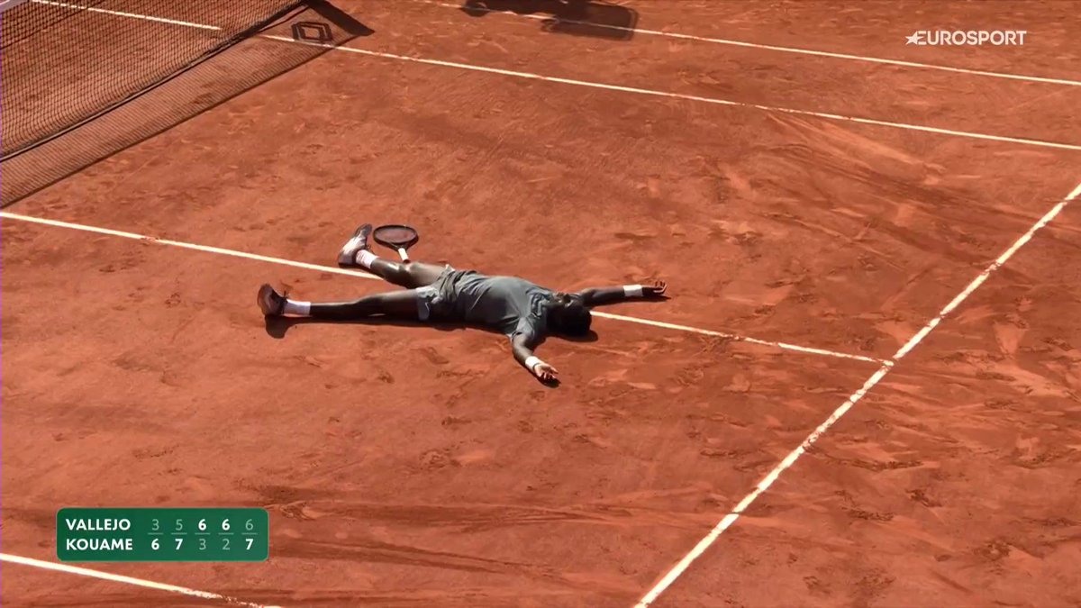 🇫🇷🇫🇷🇫🇷 𝑬́𝑷𝑰𝑲𝑶𝑼𝑨𝑴𝑬́ 🤯 Moise Kouamé, con solo 17 años, vence a Vallejo en un batallón a cinco sets en cuatro horas y 56 minutos #RolandGarros