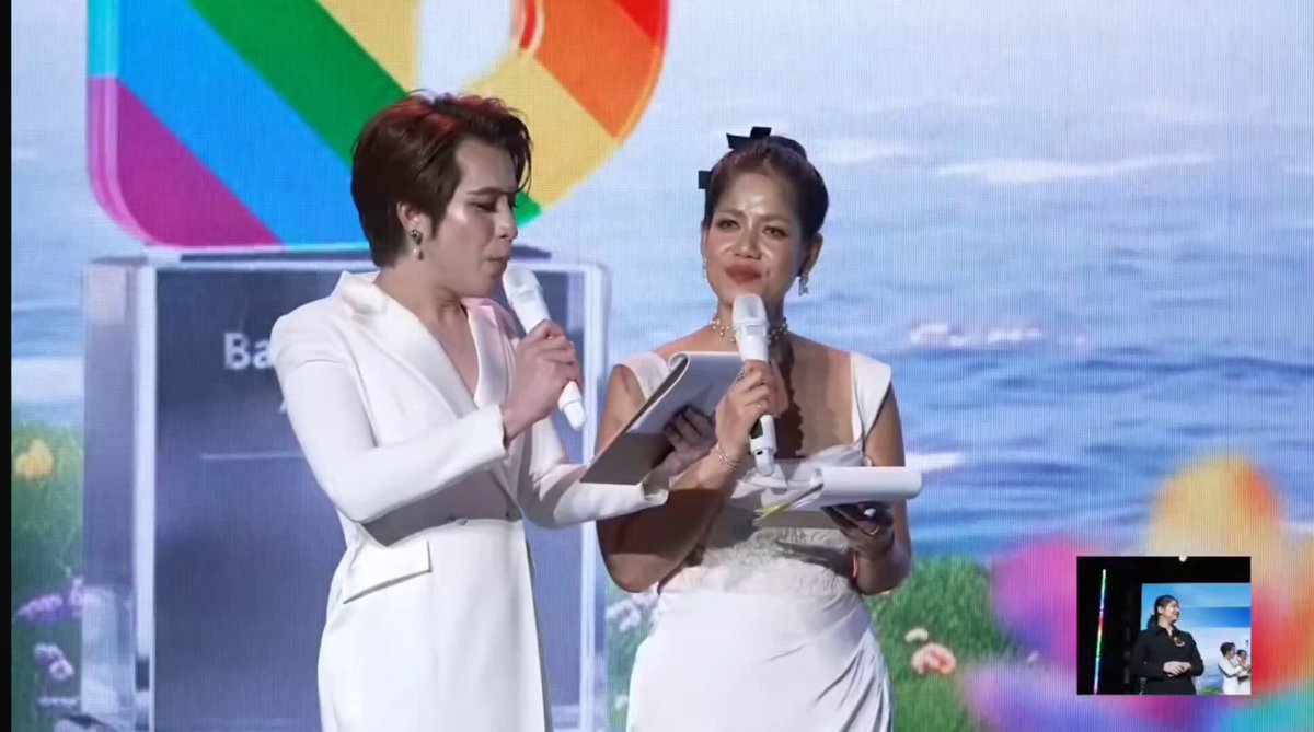 ขอแสดงความยินดีกับ "หลิงออม" ที่ได้รับรางวัล Pride Popular Sapphic Series Star จากงาน Bangkok Pride Awards 2026 🏳️‍🌈🤍🎉 น้องออม: ขอบคุณ Bangkok Pride Awards นะคะสำหรับรางวัลนี้ พวกเราสัญญาว่าจะผลิตผลงานดี ๆ ให้ผู้คนได้ชมกันเยอะ ๆ นะคะ พี่หลิง: ขอบคุณทุกคนนะคะที่ซัพพอร์ตเราและขอบคุณรางวัลนี้ที่มอบให้กับเราด้วยค่ะ 💜💜👏🏼👏🏼 #หลิงออม #LingOrm