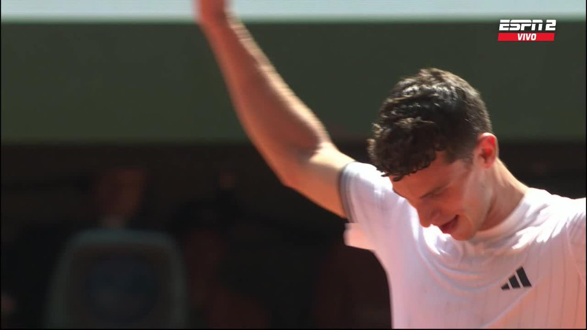 ULTIMO MOMENTO!!! El argentino Juan Manuel Cerúndolo le ganó a Jannik Sinner, el número 1 del mundo, en Roland Garros.