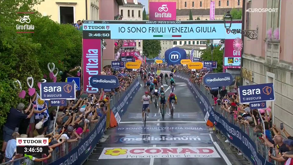 Jasper Stuyven deserves half of Magnier's victory today, he was just perfect. 🎩 First he took Paul under his wing, delivered him perfectly after the corner and then the cherry on the cake, made Milan waste pedals to pass him. Masterpiece. #GirodItalia