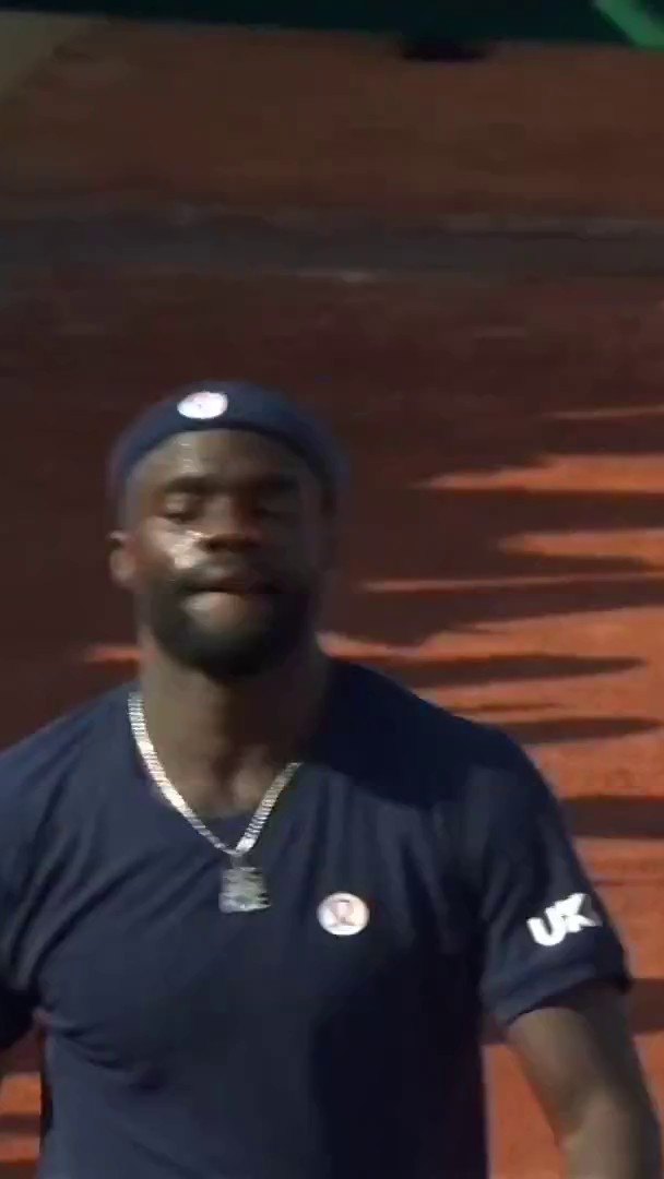 INCREDIBLE SCENES! 😱 Tiafoe defeats Hubert Hurkacz 6-7 7-6 6-4 6-7 6-4 to advance to the third round at Roland-Garros!