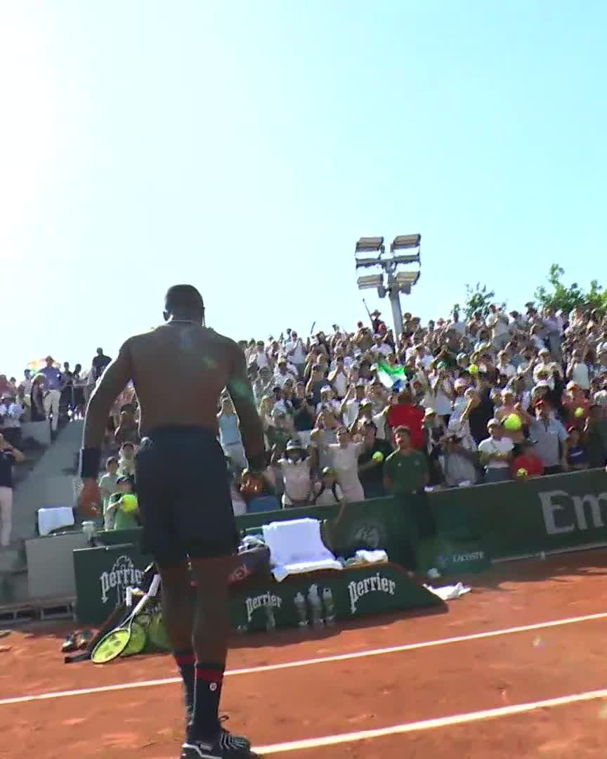 EL MATCH POINT Y LA CELEBRACIÓN DE TIAFOE. JAJAJA, SE VOLVIÓ LOCO Y SE FUE A FESTEJAR CON EL PÚBLICO. 😂😂😂