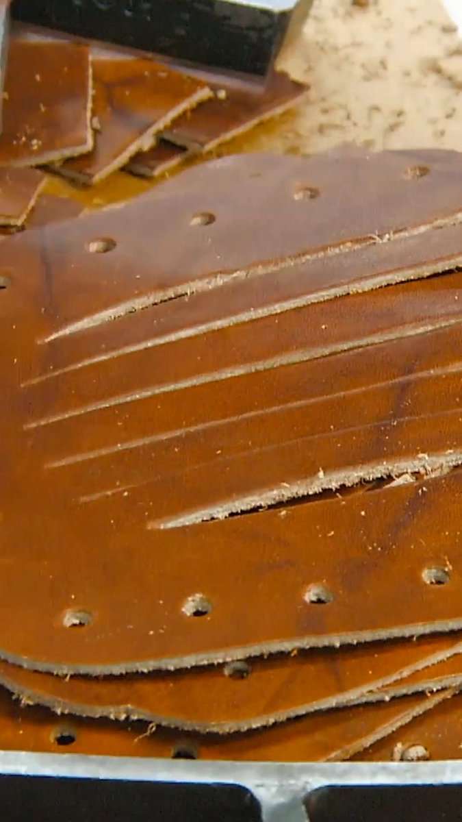 How to make an American classic, the baseball glove ⚾️ #HowItsMade #baseball #glove