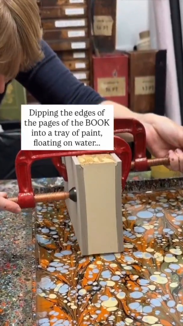 Never thought book edge marbling could be this hypnotic.