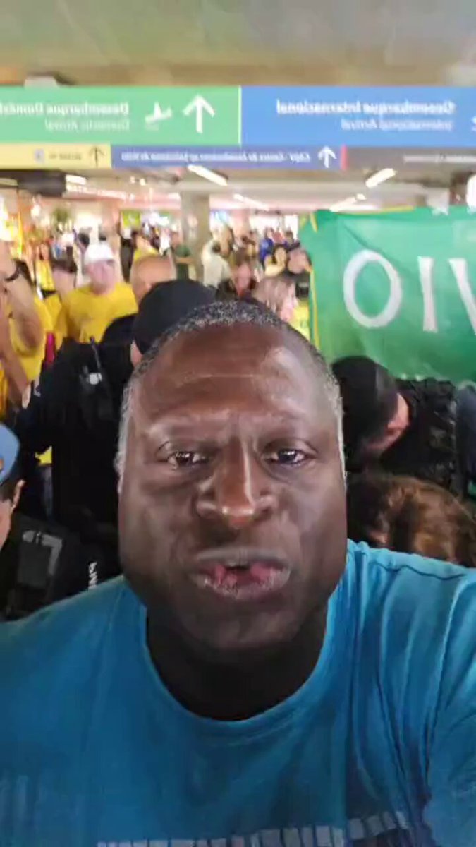 Meu irmão Flávio Bolsonaro chegou agora dos EUA e o povo já estava aguardando seu retorno. O resgate do Brasil já começou! É por você, por cada preso do 8 de janeiro e por todos aqueles que estão cansados de injustiça! Vamos junto, Flávio em 2026! 🇧🇷
