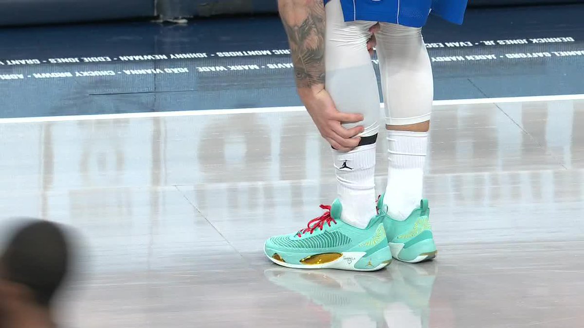 Eu acho difícil isso aí de voltar em 2-3 semanas. Os caras da NBA que são uns mutantes demoram mais que isso. Eu sei que o LUKA DONCIC não é lá muito parâmetro sobre recuperação física (nem o Neymar), mas foi essa lesão que fez o Mavs trocar ele.