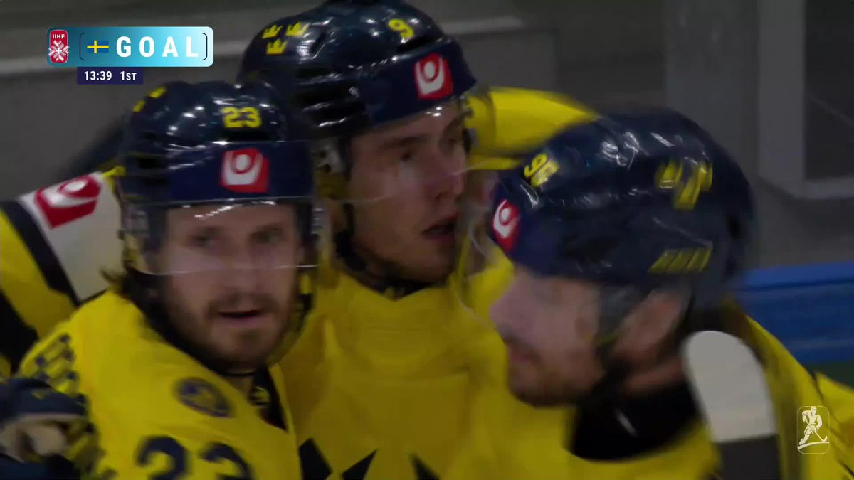 Linus Karlsson goes five-hole and Sweden is on the board first 🚨 #MensWorlds #IIHF