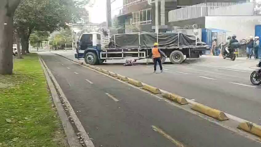 [01:51 p.m.] #GestiónDelTráfico | Tractocamión varado en la localidad de Chapinero, en la carrera 7 con calle 82, sentido norte-sur. ⛔️Sin paso sobre la carrera 7. 🔘Se asigna unidad de Policía de Tránsito Bogotá y recurso de grúa. ⭕️Vía alterna: Av. Circunvalar.