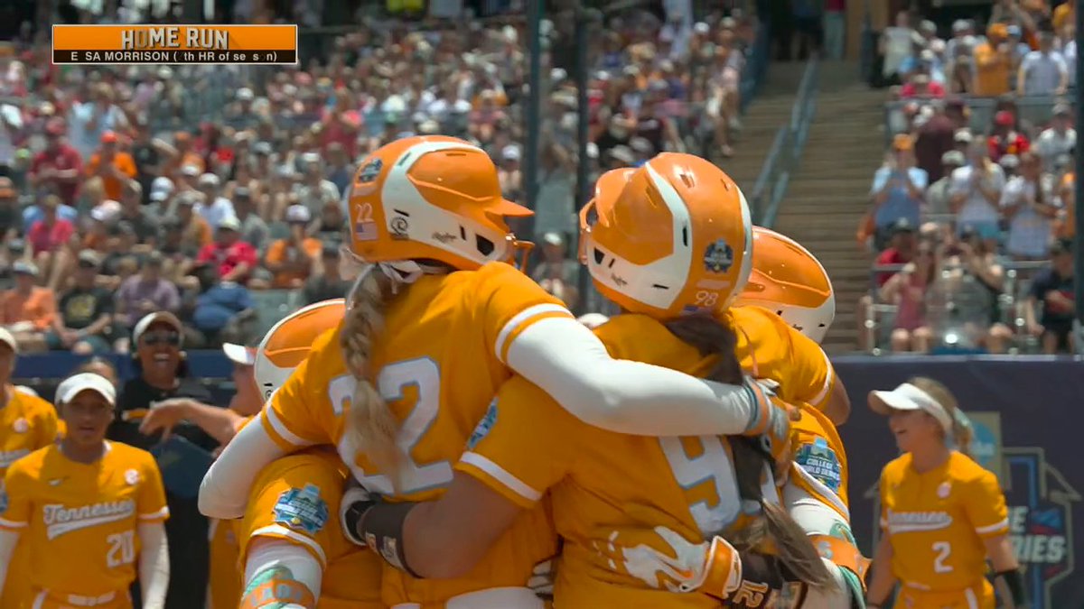 ELSA MORRISON HITS A THREE-RUN HOMER 🚀 Tennessee Softball takes the lead over Texas 👀