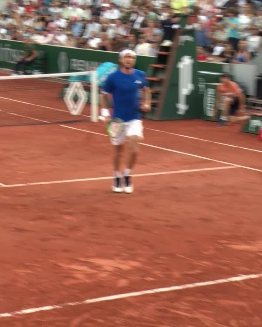 Matteo Arnaldi hits a GORGEOUS shot against Tsitsipas at Roland Garros. Clever drop shot. Silky smooth with the sliding winner. 🇮🇹😮‍💨