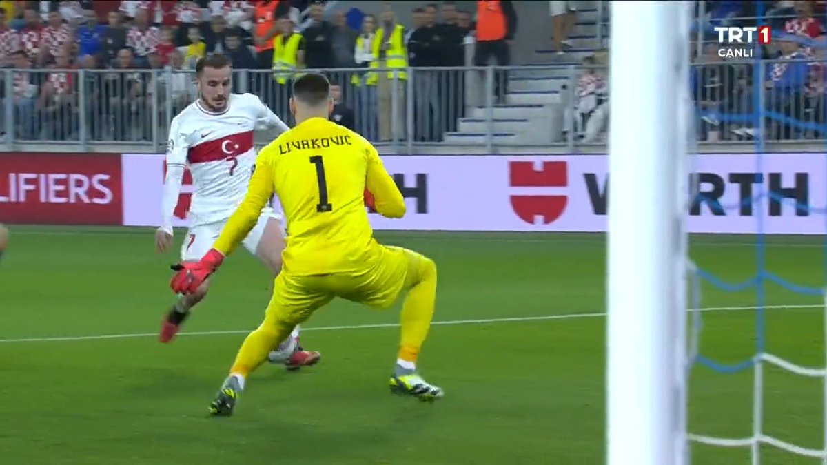 🗣Dominik Livakovic: "Yeni bir bilgim yok. Fenerbahçe'de seçimler yaklaşıyor, hepimiz bunu beklemeliyiz. Sonra neler olacağını göreceğiz. Benim bir isteğim yok, finansal konulardan diğer tüm detaylara kadar ne söyleyeceklerini beklememiz gerekiyor."