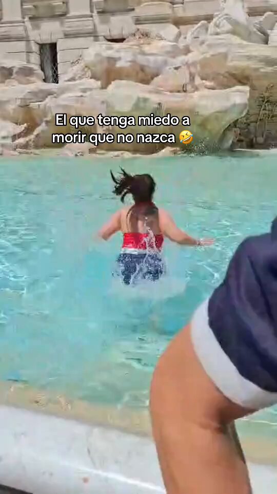 ▶️PARAGUAYA FUE MULTADA CON 500 EUROS POR NADAR EN LA FONTANA DI TREVI | ​😱 A la compatriota no le importó las restricciones, nadó en la histórica fuente en Roma, Italia, y hasta publicó el video en su TikTok.🇮🇹 La mujer habría argumentando el intenso calor en el país.😳 El material generó mucho repudio en redes sociales.📲 Vía: jenifersoto421 (TT) y lopezdoriga (IG)