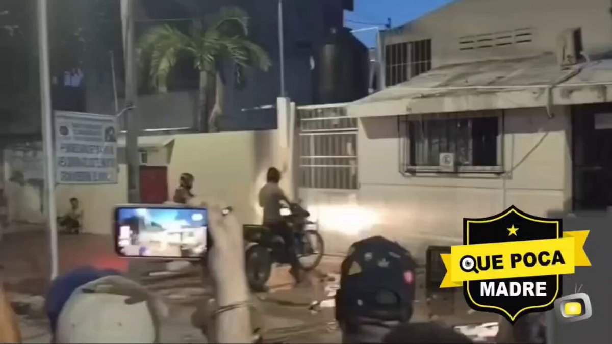 🚨⚠️ SE UNIERON PARA CONFRONTAR A UN EXTRANJERO 👊😡🇲🇽 🟡Ciudadanos #molestos intentaron l¡nchar a un hombre de nacionalidad #cubana acusado de agredir a un mexicano, que le reclamó tras ser mordido por su #perro, en la Supermanzana 23, en #Cancún, #QuintanaRoo, se reunieron afuera del domicilio del acusado y causaron destrozos a la vivienda, elementos de la Policía Municipal, Policía Estatal, Ejército Mexicano acudieron al lugar y realizaron un acordonamiento, para evitar más afectaciones. Ayto Benito Juárez Mara Lezama Gobierno Quintana Roo