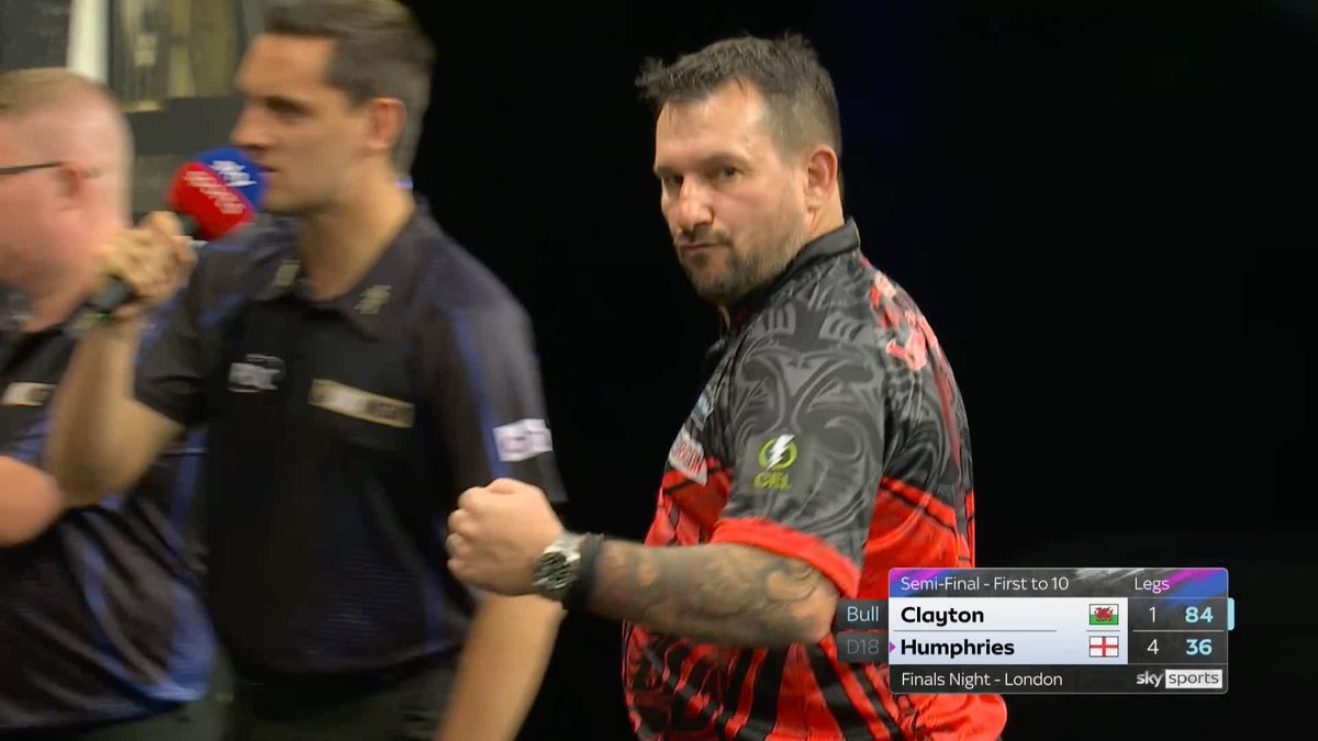 CLAYTON ON THE BULL! Luke Humphries is in charge of this contest, but Jonny Clayton reminds the defending champion he's far from out of it with an 84 checkout on the bullseye! 📲 #PLDarts