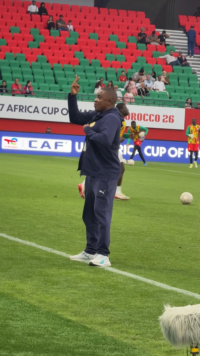 😳🇸🇳 C’est quel genre de comportement ça ? Un membre du staff technique du Sénégal U17 aperçu en train de provoquer des supporters marocains. 🇲🇦