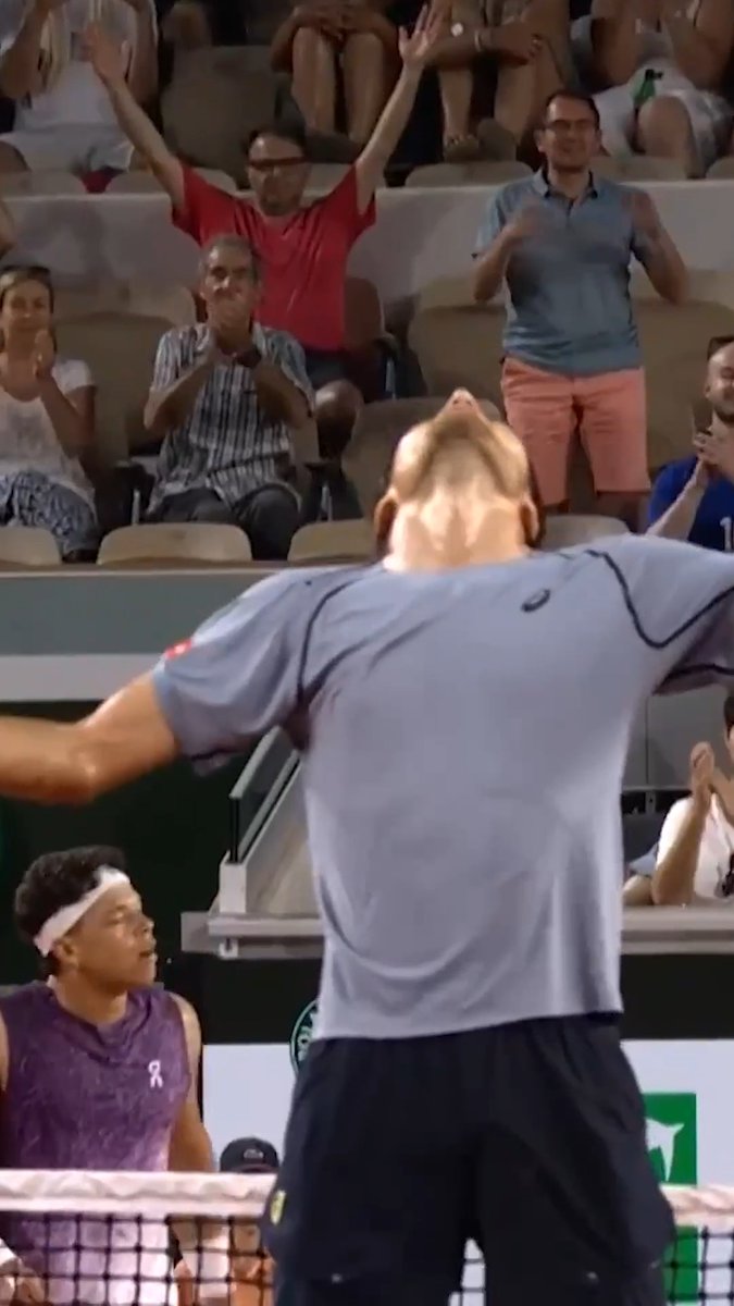Stunning win for Raphaël Collignon 🎾 He defeats Ben Shelton on Suzanne-Lenglen to reach the third round at Roland-Garros 🔥
