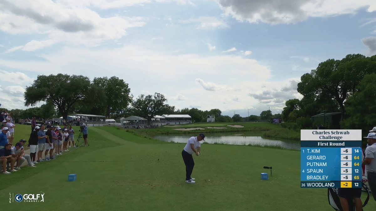 Gary Woodland showing how it's done on the par 3 13th 🎯🔥