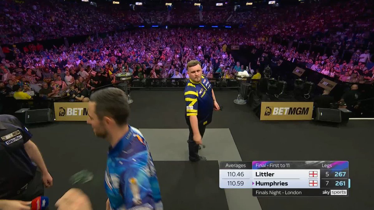 OPPORTUNITY MISSED FROM HUMPHRIES! 😱 He's been hitting everything tonight, but that's a huge missed opportunity as he lets the chance slip to go 8-5 ahead. Littler breathes a sigh of relief! 📲 #PLDarts
