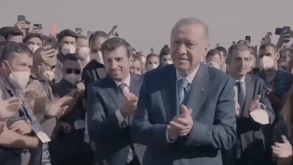 Kılıçdaroğlu’nun, cumartesi günü CHP Genel Merkezi’nde "Gül ki Güller Açsın" şarkısıyla karşılanacağı açıklanmıştı. — Aynı şarkının 9 gün önce Cumhurbaşkanı Erdoğan’a uyarlandığı, sosyal medyada da çok sayıda kullanıcı tarafından paylaşıldığı görüldü.