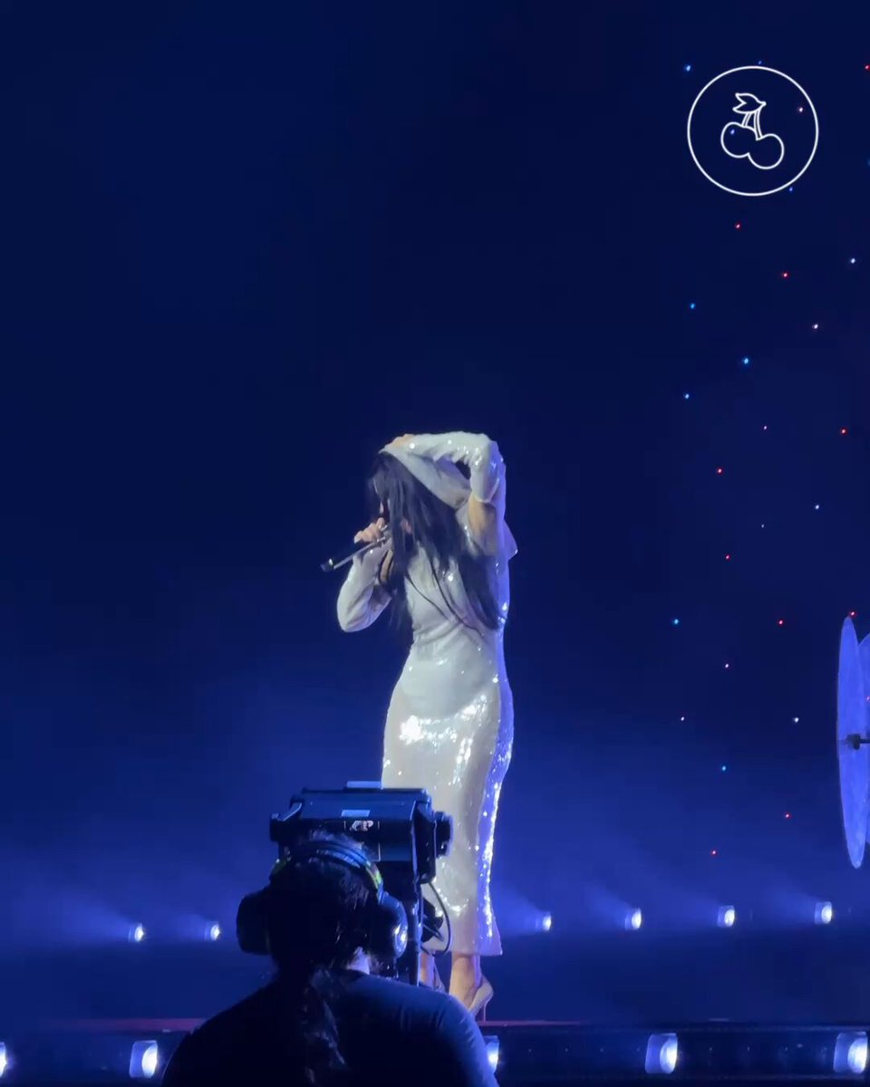 MARINA performing a mashup of ‘Hung Up’ &amp; ‘Metallic Stallion’ last night at Ally Pally.