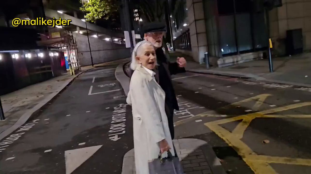 Siyonist katliamların destekçisi Oscarlı İngiliz oyuncu Helen Mirren ve eşi, Filistin destekçisi bir adamın tepkisine uğradı. "Ve işte karşınızda, kendini Siyonist olarak tanımlayan Helen Mirren. Holokost nedeniyle İsrail'in sonsuza dek var olması gerektiğini ve Filistinlilerin evlerinin yıkılmasından çok mutlu olduğunu söyledi. Kötü kalpli ihtiyar! Sen kötü bir Siyonist kaltaksın. Sen de öyle. Hepinize lanet olsun."