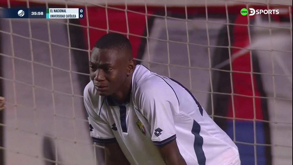 ¡MARCO ACOSTA NO PUDO CONTENER EL LLANTO! El joven portero de El Nacional generó un penal a favor de Universidad Católica y soltó su frustración previo al cobro. #CopaEcuadorEnDSPORTS