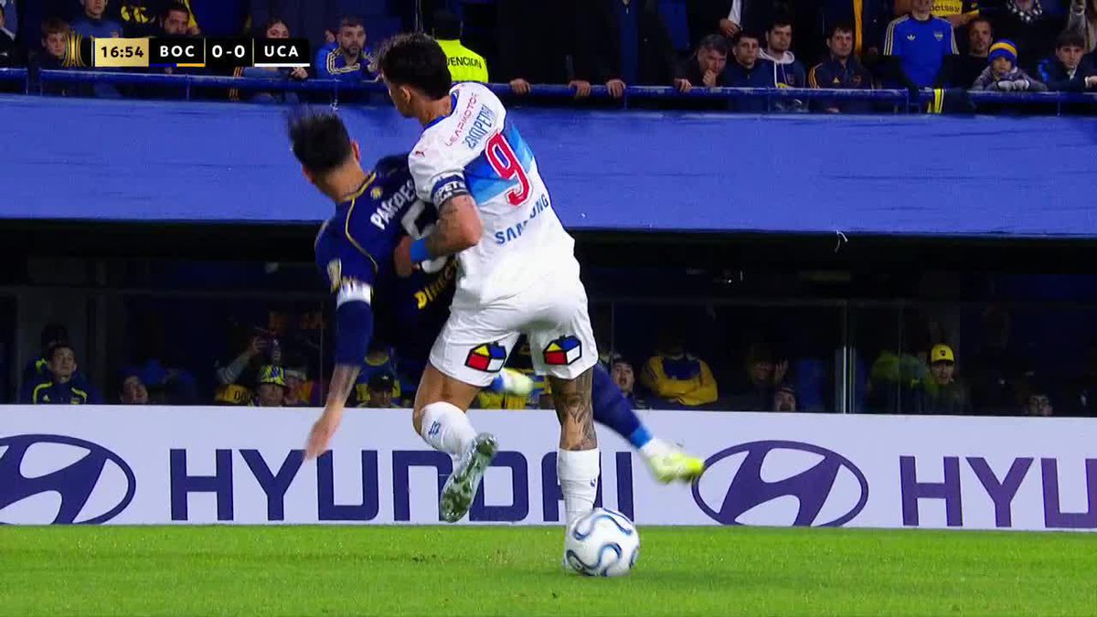 🗣️LEANDRO PAREDES reclamó AMARILLA para Zampedri por este agarrón de lucha libre al capitán Xeneize. 🔎Roldán solo advirtió.