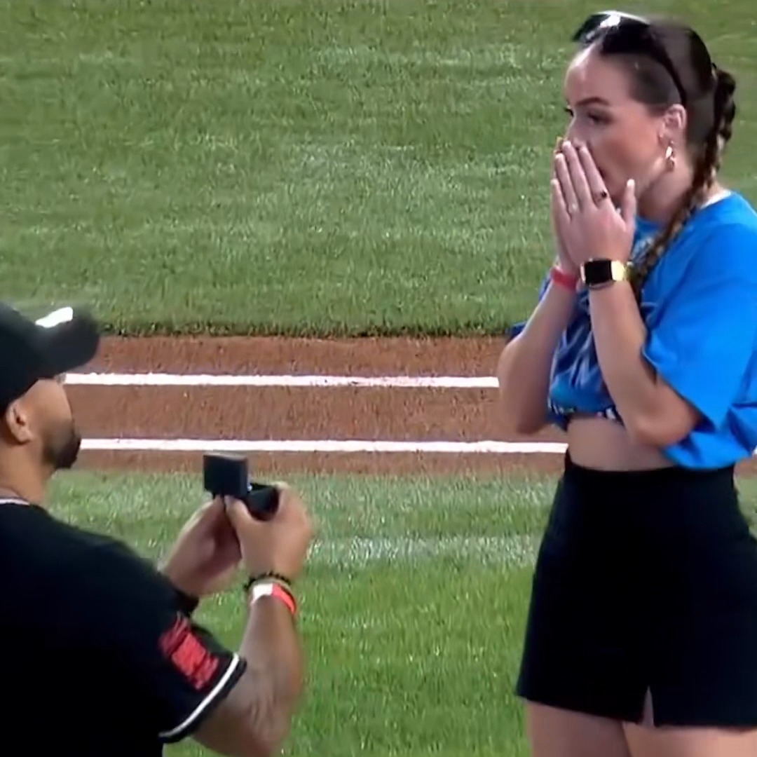 She thought she was just tossing the first pitch at a Marlins game… But she walked off the field with a fiancé 💍