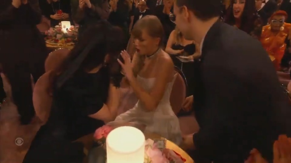 venderia a alma de todos os ex-swifties só pra poder voltar no dia do grammy 2024 em que o godnights tombou as queridinhas do twitter/X e levou o AOTY pra casa