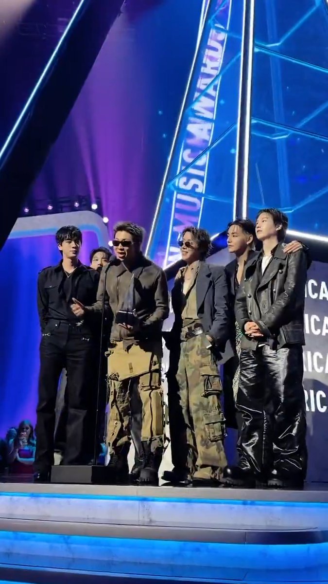ARMY‼️ You guys made BTS_official 3x #AMAs WINNERS! 👏
