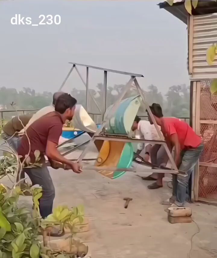 अरे वाह भाई! पुरानी ड्रम से ही पवन चक्की बना डाली? 💥 ये है असली देशी जुगाड़ का कमाल! छत पर लगाई और बिजली की सारी समस्या भगाई Electricity On Bill Gone...