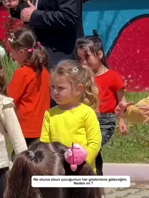 Kızının gösterisine giden bir annenin, çocuğunun onu görmeden önce ve gördükten sonraki hali.