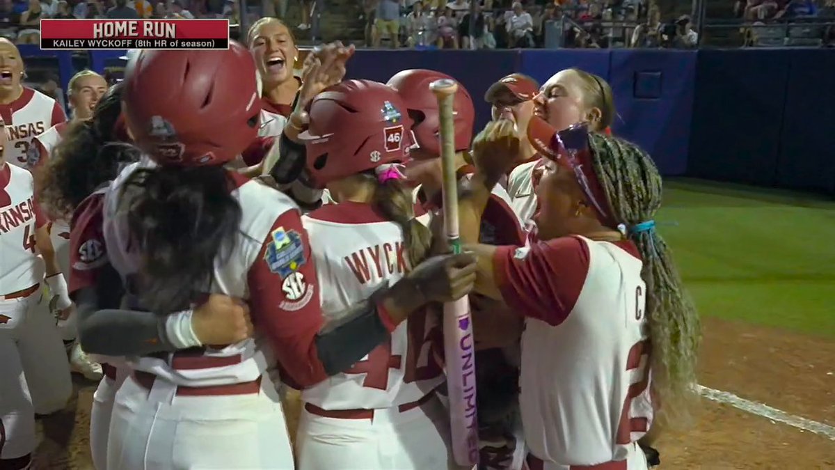 RAZORBACKS FIRST HOMER IN THE WCWS 💥 Arkansas Softball