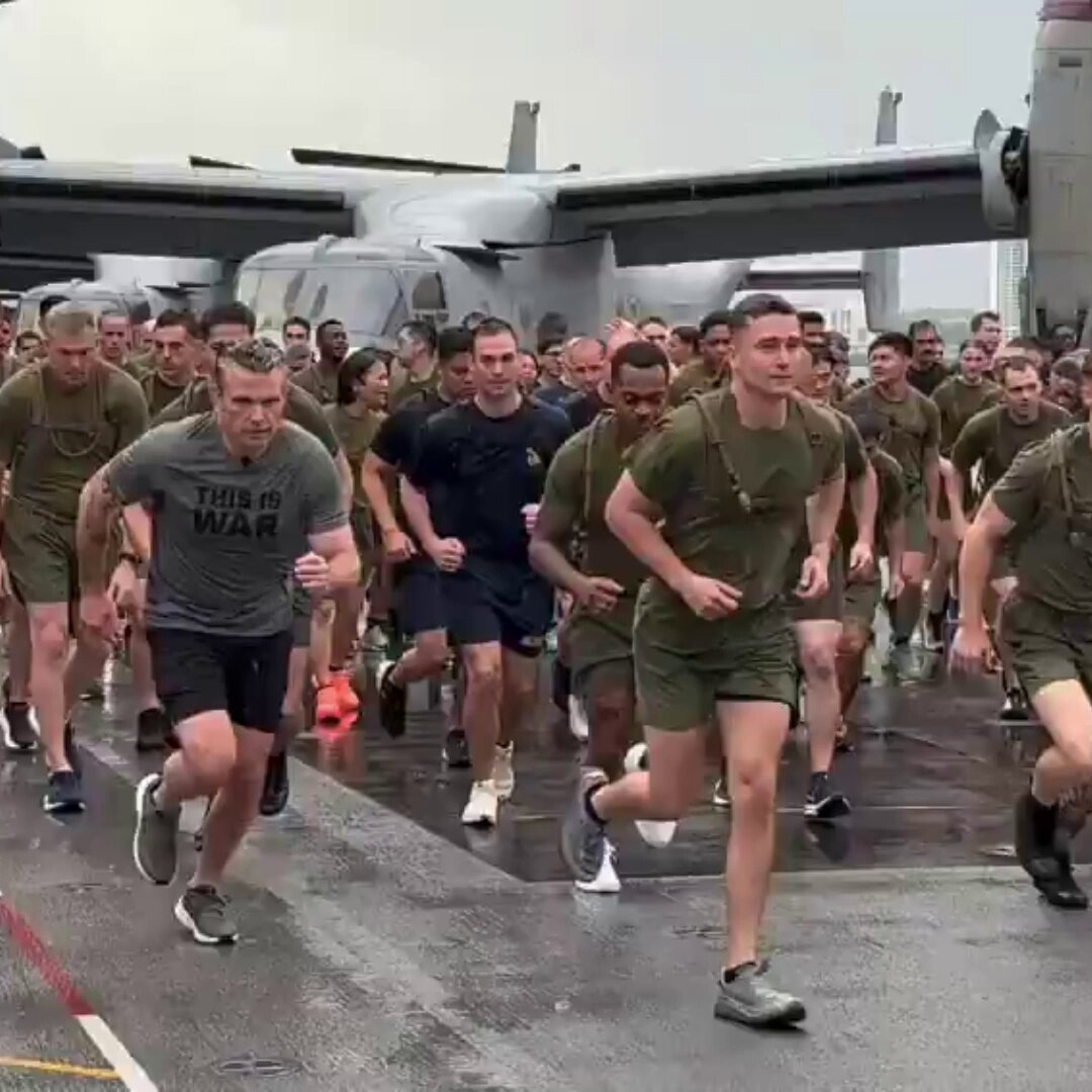 🚨 JUST IN: SecWar Pete Hegseth just PERSONALLY joined US Marines and Sailors for an early morning training session on his trip to Singapore THAT'S OUR SECRETARY OF WAR! 👏🏻 How could the left hate this? Strength on the world stage 🇺🇸