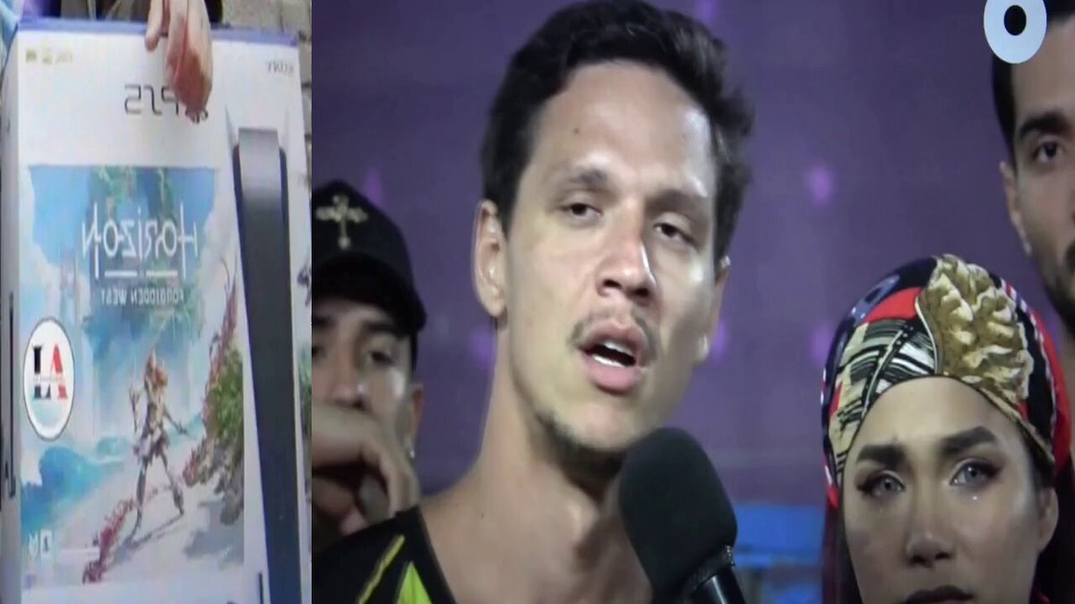 #Ecuador Salió a la luz! Previo a una aclaración sentimental, Arturo León a Kevin Narváez, ambos participantes del reality BLN La Competencia: "Yo me sé chistes de algunos de aquí. Kevin, quieres que cuente uno: qué tiene en común un Play Station 5 y un dueño de una Peluquería" Ante esto, la presentadora (y ex participante) Ángela Orellana: "Pero hablemos de cosas de aquí". Y Kevin secunda: "Hágale saber eso". A todo esto, en marzo de 2025 los presentadores Santiago Castro, Tito Corlav, y Angye Macías comentaron sobre el tema; y se dijo: "-El periodista Mauricio Altamirano 'El Cuy' le hizo el favor al dueño de la Peluquería (en La Garzota, en Guayaquil), ya que eran muy cercanos, de comprarle el PS5 en La Bahía... luego se tomó la foto para registro -Todo fue por chaka-chaka 👿🔥💦🍆... ellos eran pareja... el beneficiario del PS5 se confió... y cuando se fue a Quito se llevó el PS5... el emprendedor de la Peluquería le exigió que se lo devuelva... en BLN Quito se dieron cuenta todos cuando se conectó el PS5 salió registrado el nombre de la Peluquería en el Wi Fi... al final devolvió la consola"