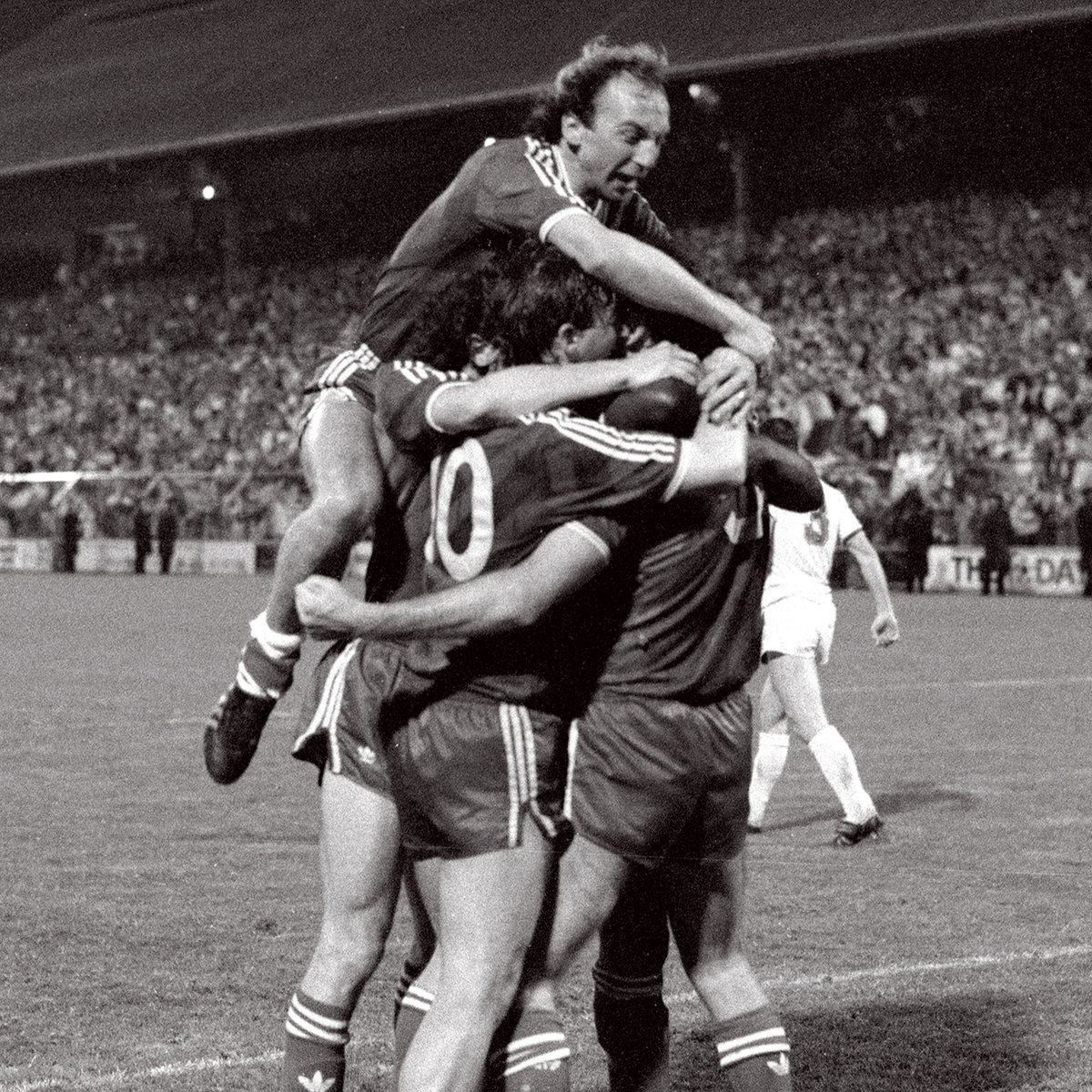 On this day in 1987, Peter Shirtliff preserved our top-flight status in dramatic fashion! ⏪ #cafc