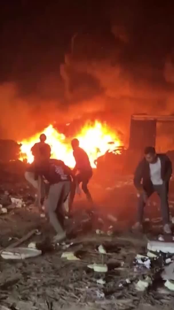 🇮🇱🇵🇸 A warehouse in Khan Younis is burning after an Israeli strike. Netanyahu has directed the Israeli military to seize control of 70% of Gaza, near-total control of a strip of land that 2 million people call home. Has the world forgotten Gaza?