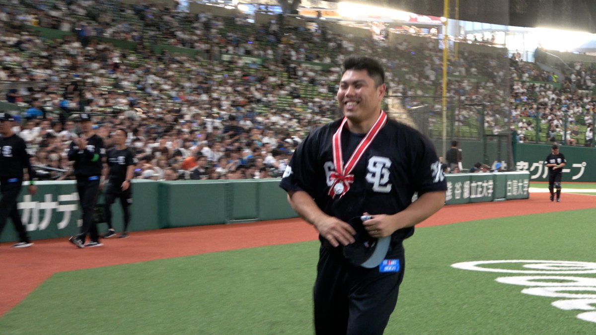 3、4月度の #大樹生命月間MVP賞 を受賞した #平良海馬 投手の連盟表彰式が、試合前に行われました。 チームメートと笑顔でハイタッチ! #ベイスターズ の皆さんもご参列ありがとうございました! ▼平良投手スペシャル映像 #seibulions