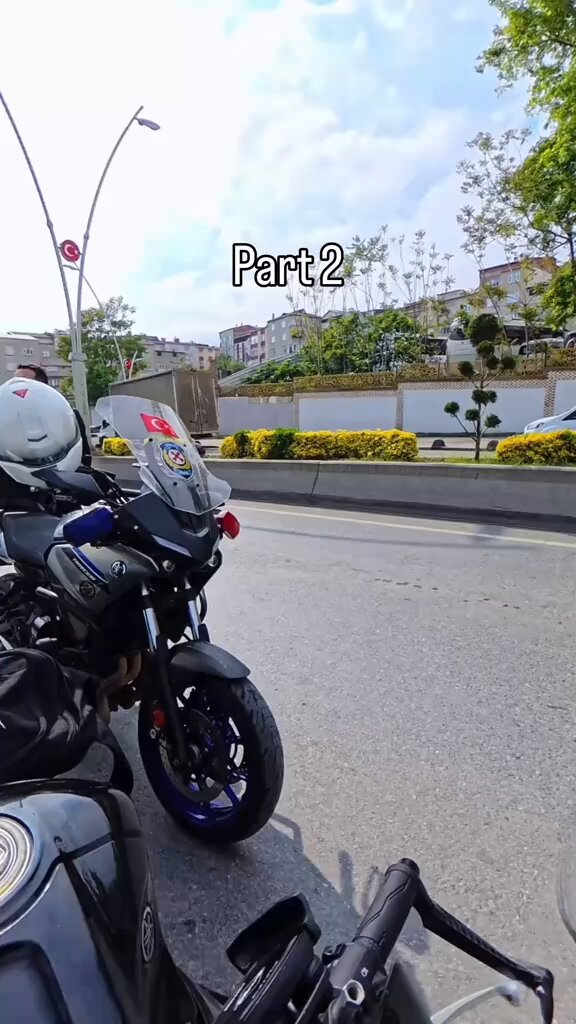 Haksız yere trafik cezası aldığını iddia eden sürücü ile polis arasındaki tartışmaya ilişkin yeni görüntüler ortaya çıktı: Sürücü: Ne diyorum sana? Hiçbir şey yapmadım abi. Kaydım da açık. Polis: E, birlikte izledik kaydı. S: Evet abi, hiçbir şey yapmadım ki. Şov yapmıyorum abi. P: Oyun oynamak yok, oyun oynamak yok! S: Oyun oynamıyorum ki. Araç çıkıyor karşıma. P: Bir sağ bir sol yapıyorsun, bir sağ bir sol... S: Abi, bir sağ bir sol... Hiçbir şey yapmadım abi. Oyun oynamıyorum ya. Şu an bana haksız yere ceza yazıyorsun. P: Gel, gel kaskındaki kameraya... Ehliyetini alacağız, beraber alacağız. S: Haksız yere ceza yazıyorsun şu an. Kamera kaydım açık. Şu an ceza yazıyor, haksız yere. Ben bu kaydı paylaşacağım. Bak sana yemin ediyorum paylaşacağım. P: Şov yapma kardeş. S: Şov yapmıyorum. Kaydım var. Hiçbir şey yapmadığım halde; egzozum yok, plakam açık, her şeyim tam olduğu halde şu an trafik polisi bana ceza yazıyor. Ben bunu sosyal medyada paylaşacağım abi, sen bilirsin. Bak, ben hiçbir şey yapmadım. Kaydım da açık benim, tamam mı? P: Doğrudur, doğrudur, doğrudur.