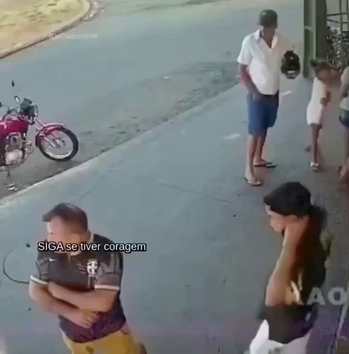 Un joven se puso la chaqueta de un equipo odiado en la zona y la reacción de los lugareños fue impactante😳