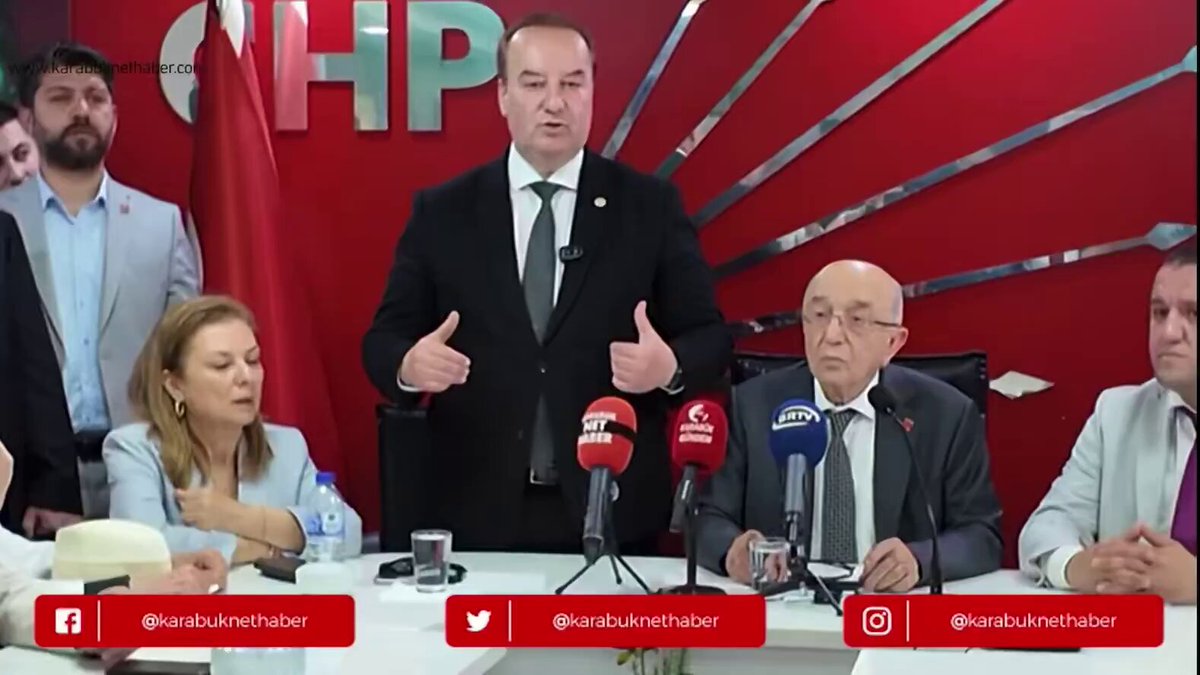SAFRANBOLU'DA ÖZGÜR ÖZEL ÇATLAĞI: CHP'Lİ VEKİL ALKIŞLAMADI! Safranbolu Belediye Başkanı Elif Köse'nin, "Genel başkanımız Özgür Özel’in arkasındayım, mutlak butlan kararını kabul etmiyorum" çıkışı CHP içinde tansiyonu yükseltti. Aynı masada oturan CHP Karabük Milletvekili Cevdet Akay'ın bu sözleri alkışlamaması partideki liderlik bölünmesini gözler önüne serdi