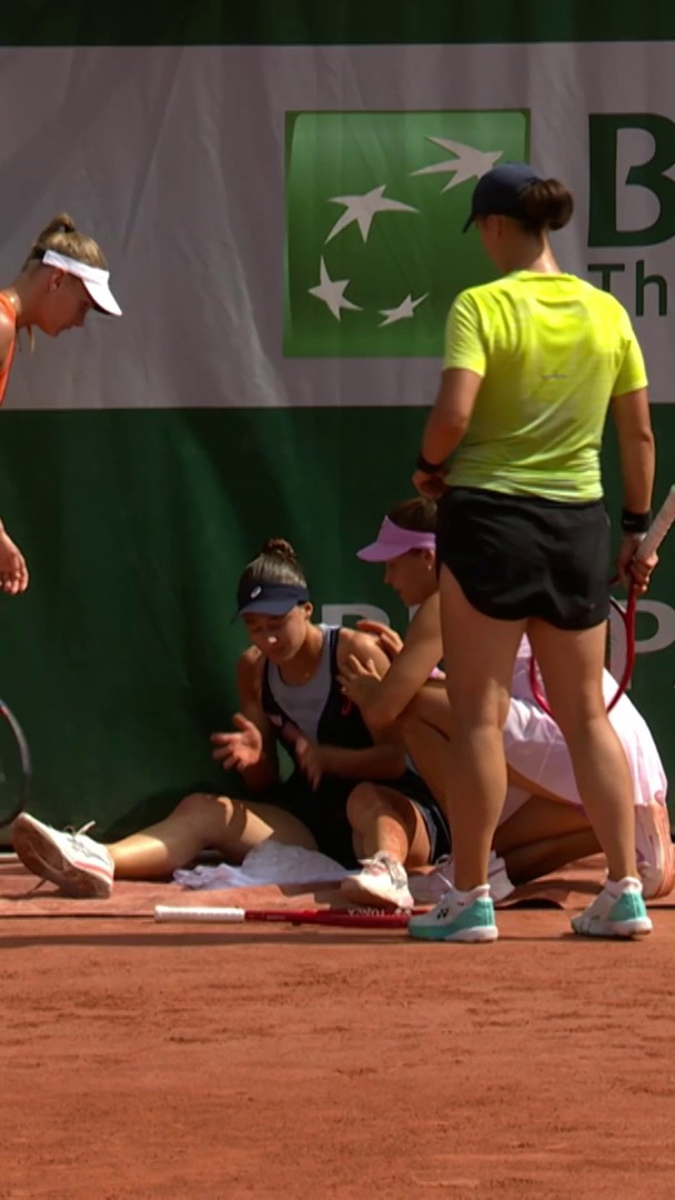 Zeynep Sonmez just had to retire from her doubles match at #RolandGarros because of this… Unbelievable that tennis can’t learn from previous incidents.