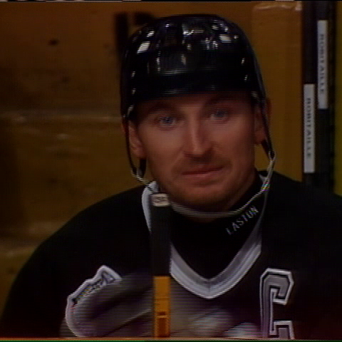 Heute vor 33 Jahren spielt Wayne Gretzky das aus seiner Sicht "beste Spiel seiner Karriere" und schießt mit einem Hattrick für die LA Kings die Toronto Maple Leafs ab! 👑