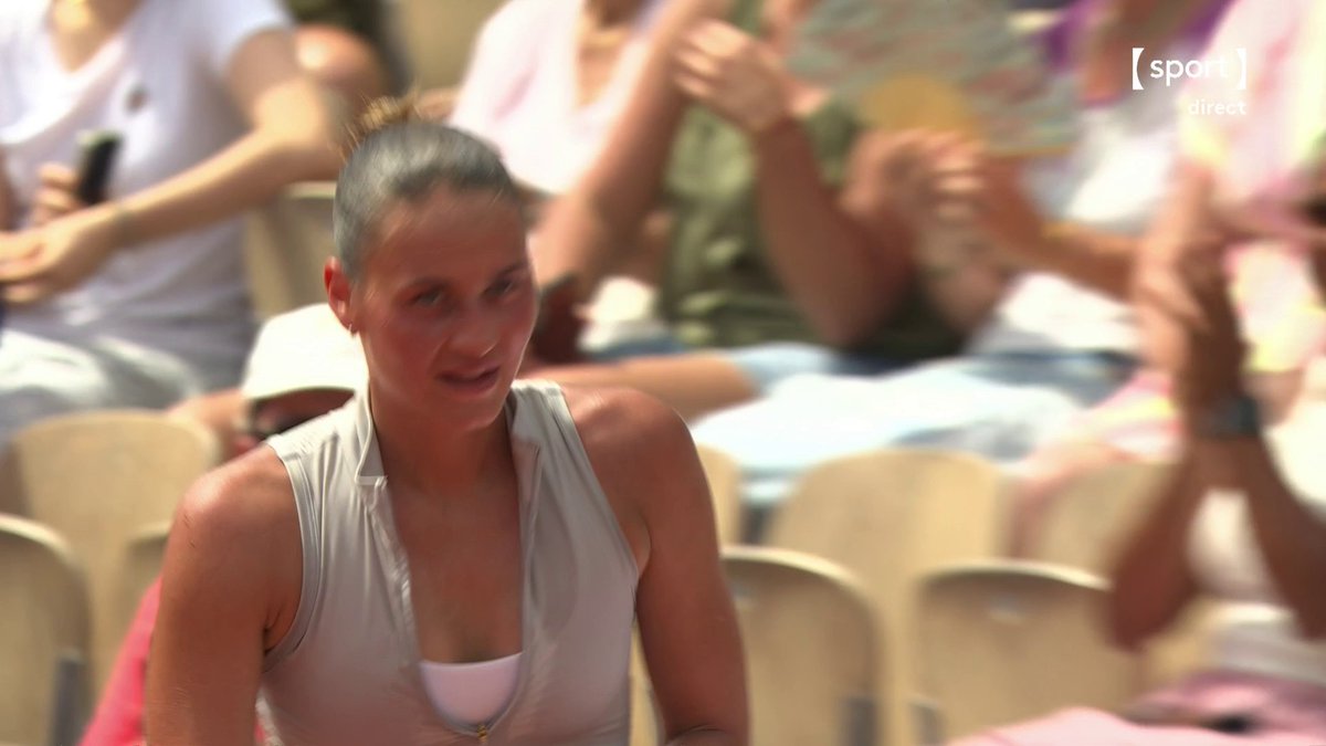 #RolandGarros | ✨ Oh le service à la cuillère de Marta Kostyuk pour mener 5-2 dans cette deuxième manche ! 📺 Le direct sur la chaîne sport :