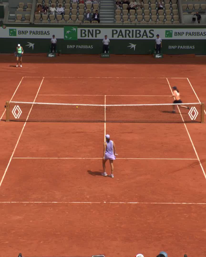 Iga grabs the first in the all-Polish clash 🇵🇱 #RolandGarros