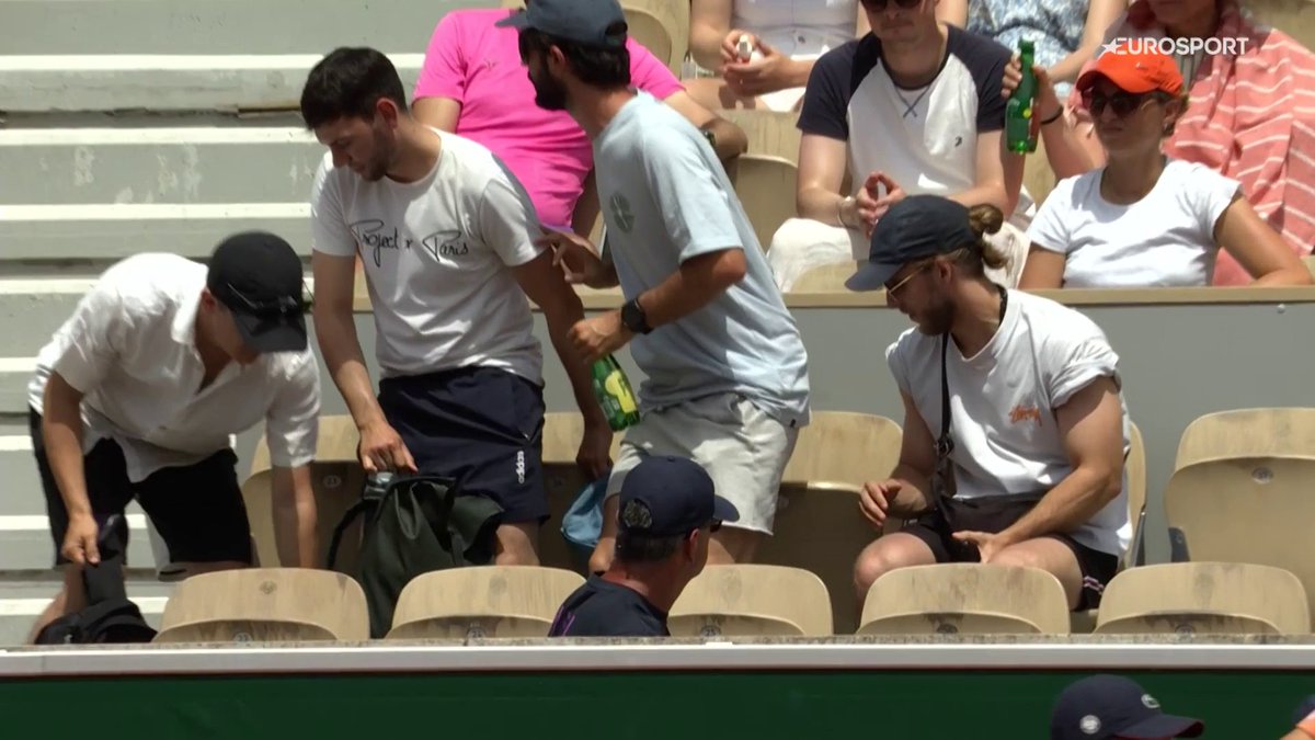 ❌ Aquí no se pueden sentar, caballeros 🗣️ El momento en el que el padre de Rafa Jódar invita a unos espectadores a moverse de la zona del 'box' del tenista madrileño #RolandGarros
