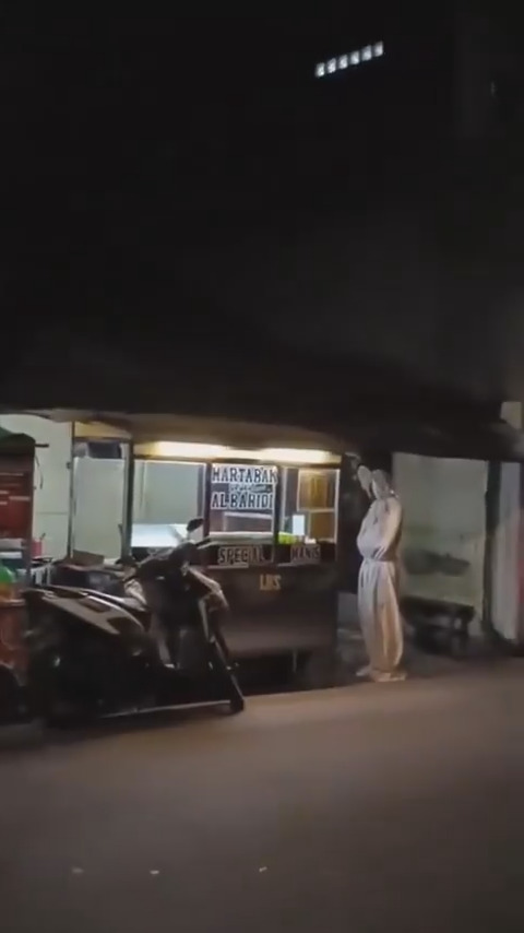 Inilah Teror Pocong‼️ Sosok berkafan putih yang melompat di sudut gelap belakangan ini terekam CCTV dan viral, memicu ronda malam massal karena warga ketakutan. Fenomena horor kali ini menjadi perbincangan hangat karena Pocong Menunggu di samping Gerobak Pedagang Martabak Unyil
