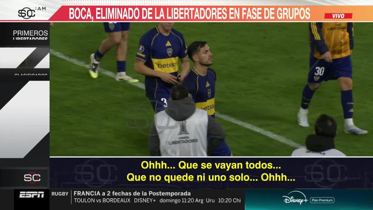 Una de las imágenes tras la eliminación. Los jugadores se retiran del campo de juego. Ubeda los espera para acompañarlos. De las tribunas bajó el "que se vayan todos, que no quede ni uno solo".
